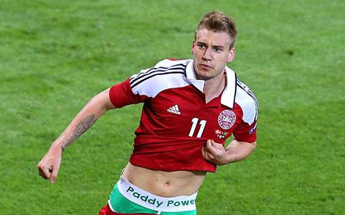 Cầu thủ mặc quần lót đẹp nhất – Nicklas Bendter: Không hiểu vô tình hay cố ý mà tiền đạo cao kều này phô bày chiếc quần lót mang tên nhà cái Paddy Power của mình. Bị phạt 100.000 euro bởi UEFA, thế nhưng chắc Bendtner lại kiếm được kha khá tiền vì quảng cáo cho nhà cái này.